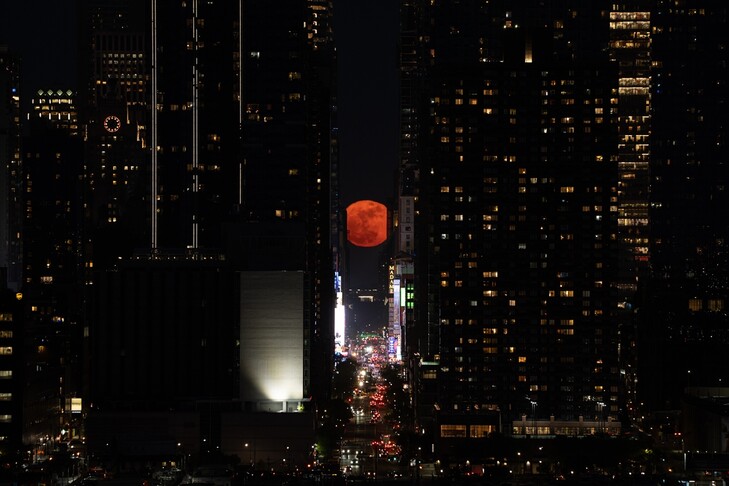Hëna e Luleve ngrihet mbi horizontin e New Yorkut