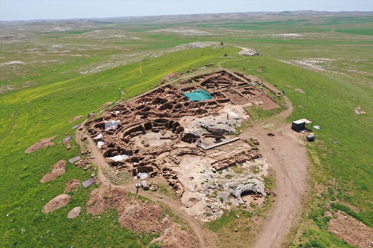 Në Karahantepe zbulohen objekte të shumta  nga skulpturat tredimensionale deri te përshkrimet e kafshëve