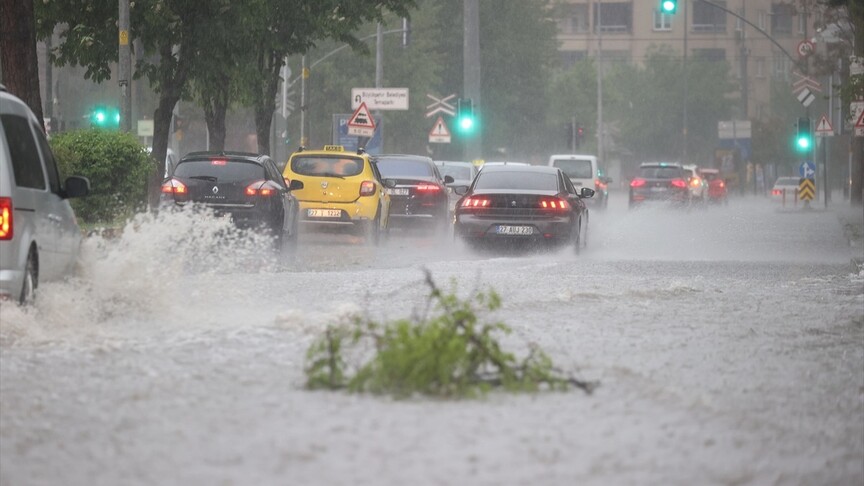 Gaziantep'te Şiddetli Sağanak ve Fırtına: 3 Kişi Yaralandı, Dere Taştı