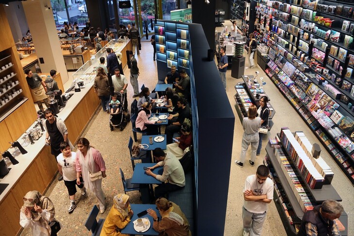  Kafe Libraria  në Teheran ofron një përvojë unike me konceptin e saj origjinal midis 6 mijë librave