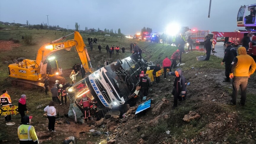 Malatya'da Otobüs Kazası: Şarampole Devrilen Otobüste 4 Kişi Öldü