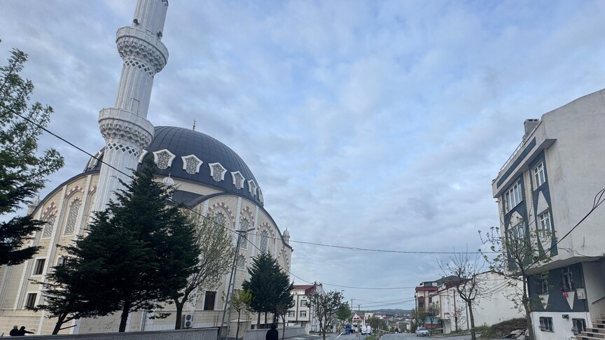 Arnavutköy'de Korkutan Anlar: Minare Tehlikesi Nedeniyle 2 Bina Boşaltıldı