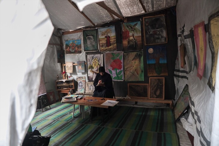 Artistja nga Gaza u jep shpresë fëmijëve me art duke përdorur materiale që i ka shpëtuar nga rrënojat