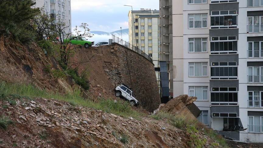 Tokat'ta bir sitenin istinat duvarı çöktü