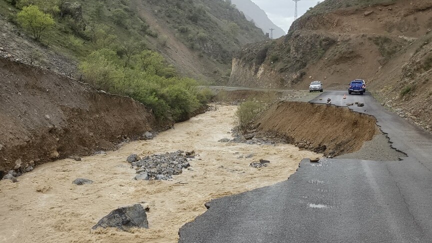 Erzincan Kemaliye-Başbağlar yolu heyelan nedeniyle trafiğe kapandı