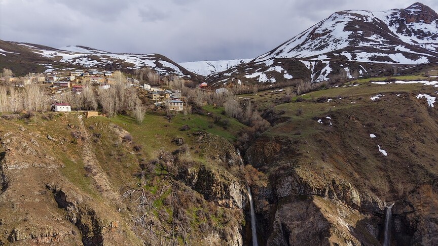 Bayburt'ta Karlar Eridi Şelaleler Coştu: Doğaseverler Akın Ediyor