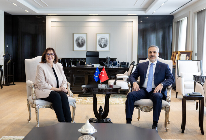 Kryediplomati turk takon komisaren e BE së për Mesdheun