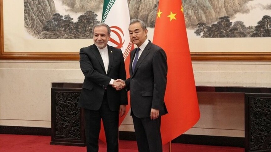 Ministri i Jashtëm kinez pret në takim homologun e tij iranian mes tensioneve për Ngushticën e Hormuzit