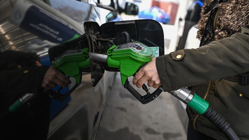 Oil prices plunge as hopes for US-Iran deal ease supply fears