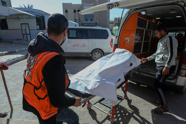 Gaza  një zyrtar palestinez i policisë i vrarë dhe 15 të plagosur në sulmin izraelit ndaj automjetit policor