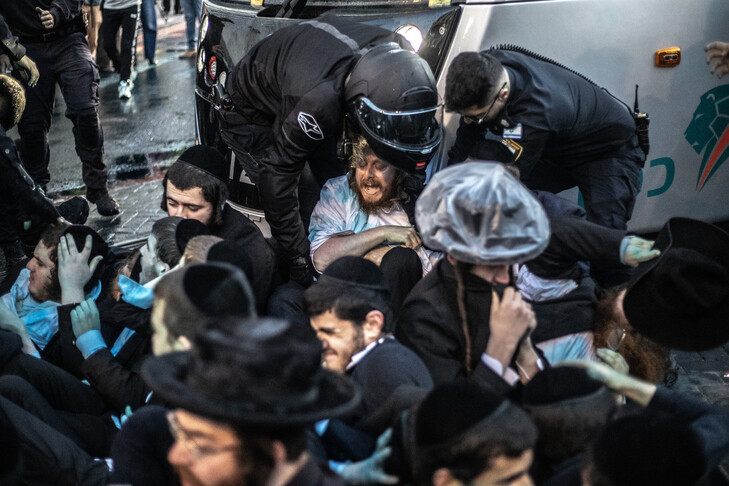 Policia izraelite ndërhyn në protestën e hebrenjve ultra ortodoksë kundër shërbimit të detyrueshëm ushtarak