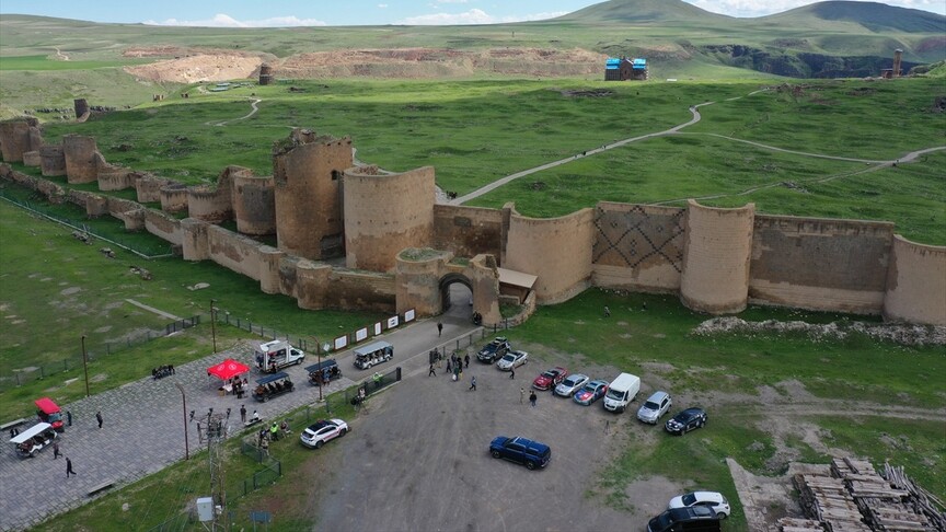 Doğu-Batı Dostluk ve İpek Yolu Rallisi ekibi Kars'a ulaştı