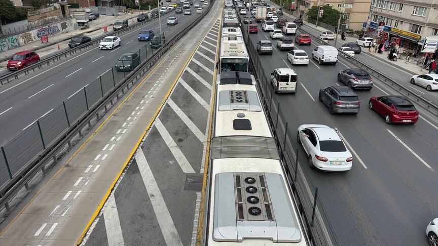 İstanbul'da metrobüste çıkan yangın seferleri aksattı