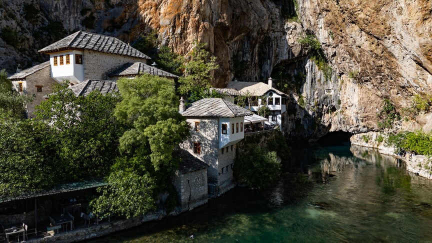 Pamje mahnitëse të teqesë në Blagaj të filmuara nga ajri  një destinacion unik në Bosnjë e Hercegovinë