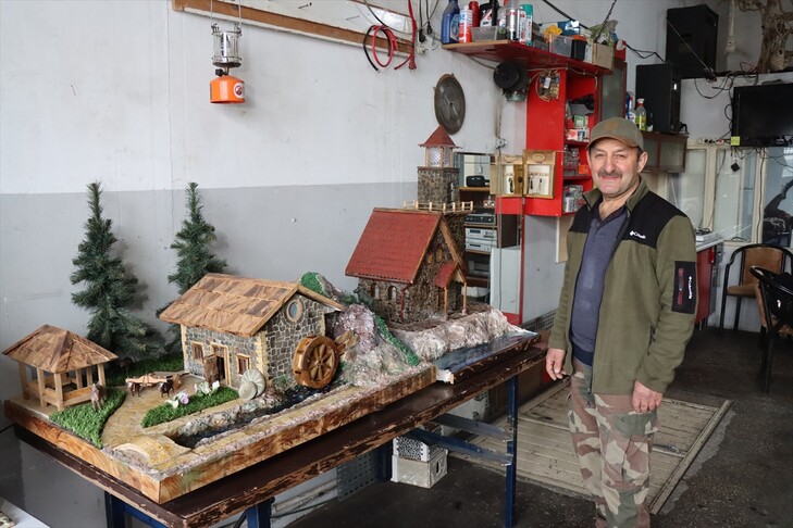 Elektricisti turk në pension ndërton shtëpi në miniaturë me gurët që mbledh nga natyra