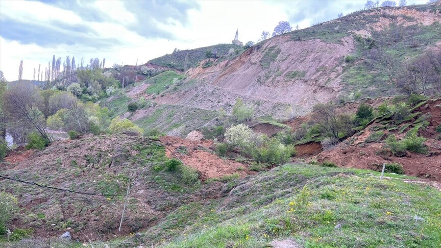 Tokat'taki heyelan anı güvenlik kamerasınca görüntülendi