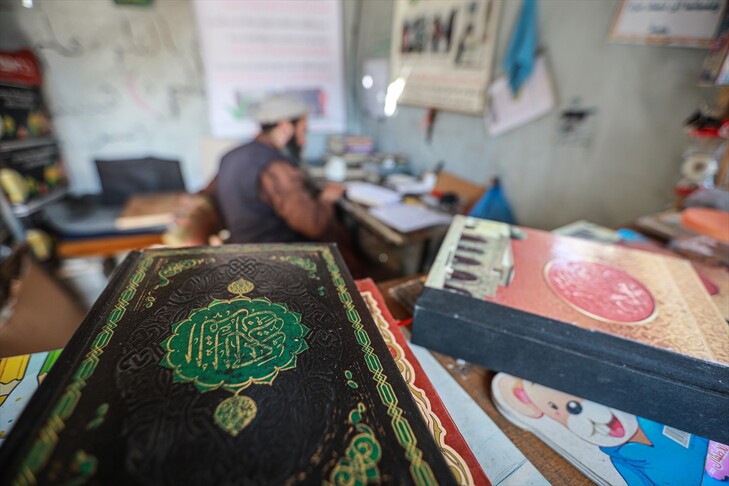 Një libralidhës në Gaza riparon dhe restauron kopje të Kuranit të dëmtuara nga sulmet izraelite