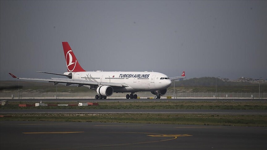 THY uçağındaki yolcular iniş takımlarında görülen duman nedeniyle tahliye edildi