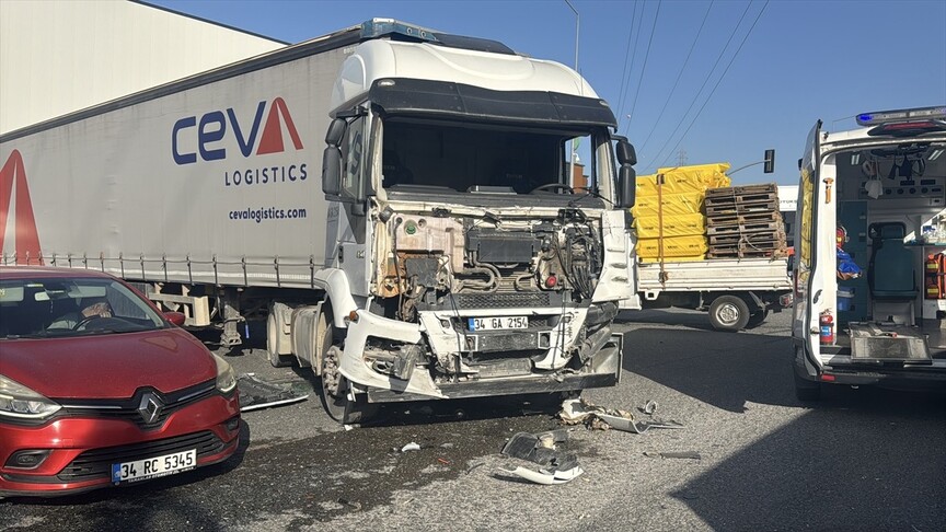 Kocaeli'de işçi servisi ile tırın çarpıştığı kazada 8 kişi yaralandı
