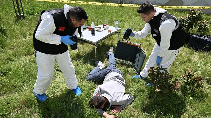 İstanbul'daki olay yeri inceleme polislerinin deliller arasındaki zorlu mesaisi