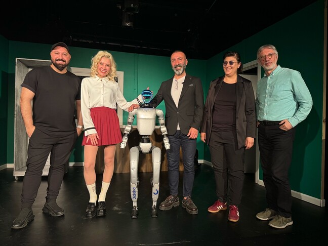 Yapay zeka destekli insansı robot, İstanbul'da tiyatro sahnesine çıkacak