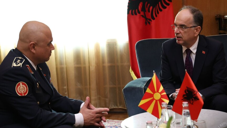 Shefi i ushtrisë maqedonase pritet në takim në Tiranë nga presidenti Begaj