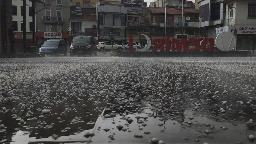 Manisa'da sağanak ve fırtına hayatı olumsuz etkiledi