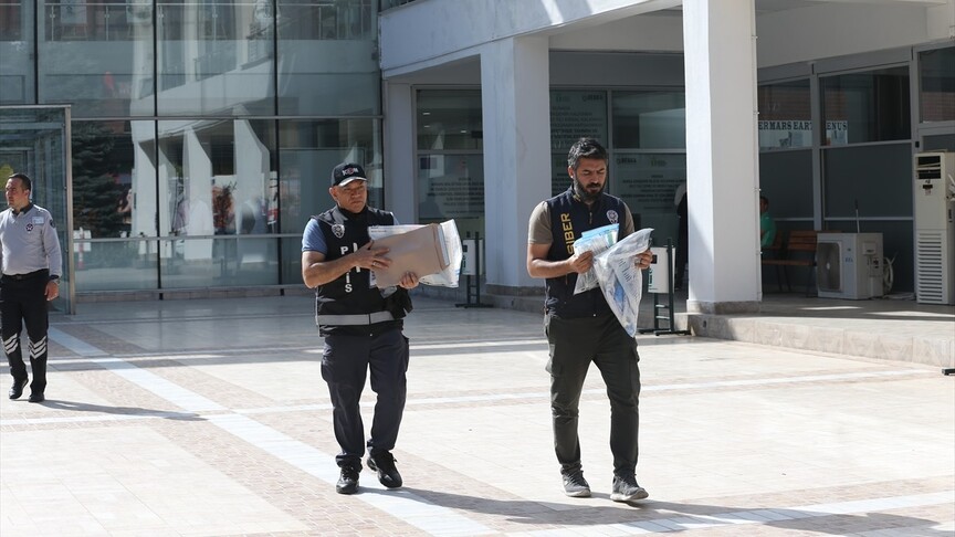 Eskişehir'in Tepebaşı Belediyesine yönelik operasyonda 23 şüpheli yakalandı