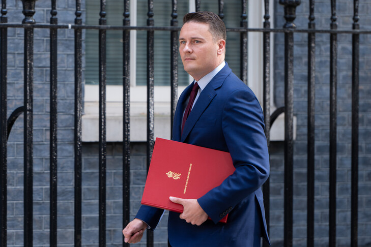 Dorëhiqet sekretari britanik i Shëndetësisë  teksa kryeministri Starmer përballet me thirrjet për dorëheqje