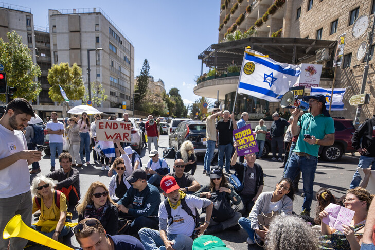 Sondazh  Opozita izraelite mund të fitojë 61 vende  shumica duan që Netanyahu të largohet nga politika