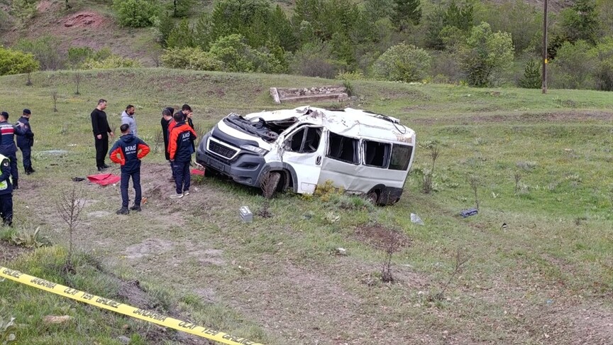 Yozgat'ta öğrenci servisinin devrilmesi sonucu 2 öğrenci ve sürücü öldü, 7 öğrenci yaralandı
