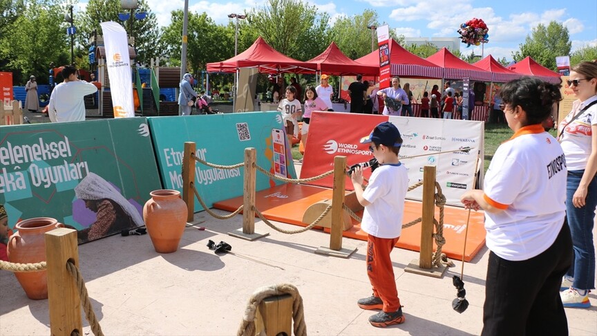 Eskişehir'de çocuklar "EtnoTır" ile geleneksel sporları deneyimledi