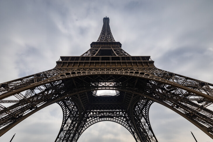 Paris'te Eyfel Kulesi'nde Filistin bayrağı açan 6 kişi gözaltına alındı