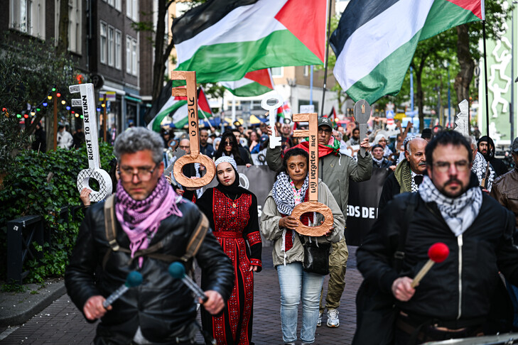 باريس: ستة استجوابات بعد نشر ستائر فلسطينية على برج إيفل لإحياء ذكرى النكبة