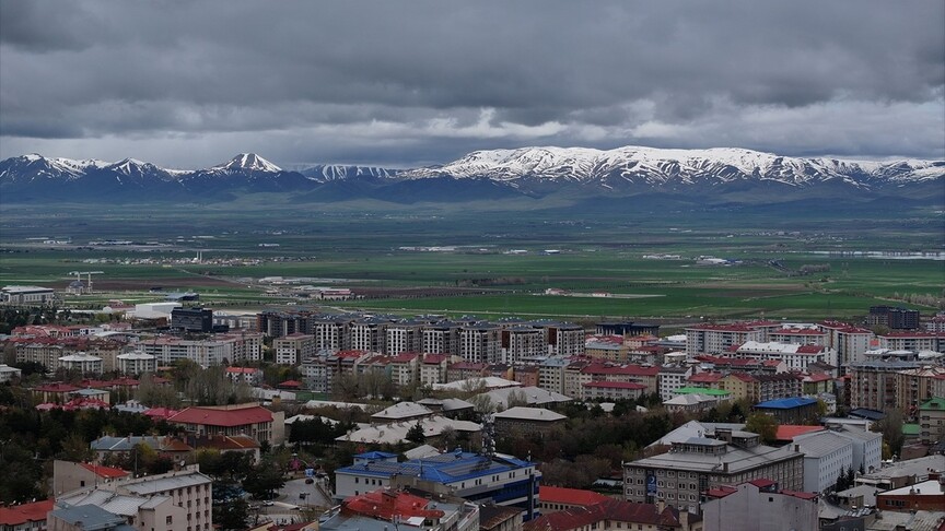 Erzurum'da mayıs ortasında yağan kar vatandaşları şaşırttı