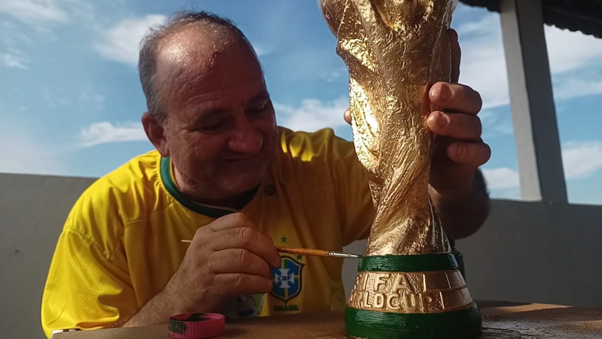 Artizani brazilian krijon kopje të trofeut të Kupës së Botës teksa tifozët ëndërrojnë triumfin