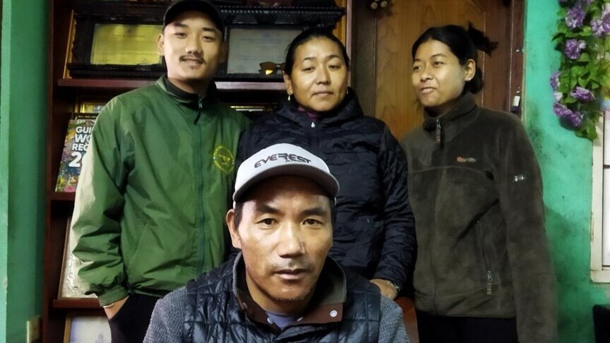 Udhërrëfyesi i famshëm malor Kami Rita Sherpa ngjitet në majën e Everestit për herën e 32 të rekord