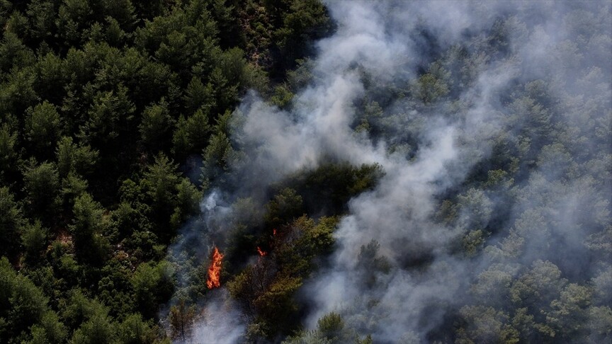 Fethiye'de çıkan orman yangınına müdahale ediliyor