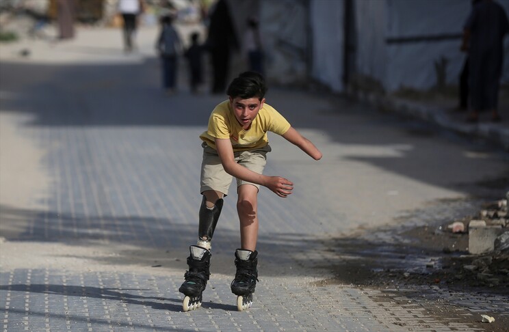 Djaloshi nga Gaza që humbi gjymtyrët në një sulm izraelit vazhdon jetën falë pasionit për patinazhin