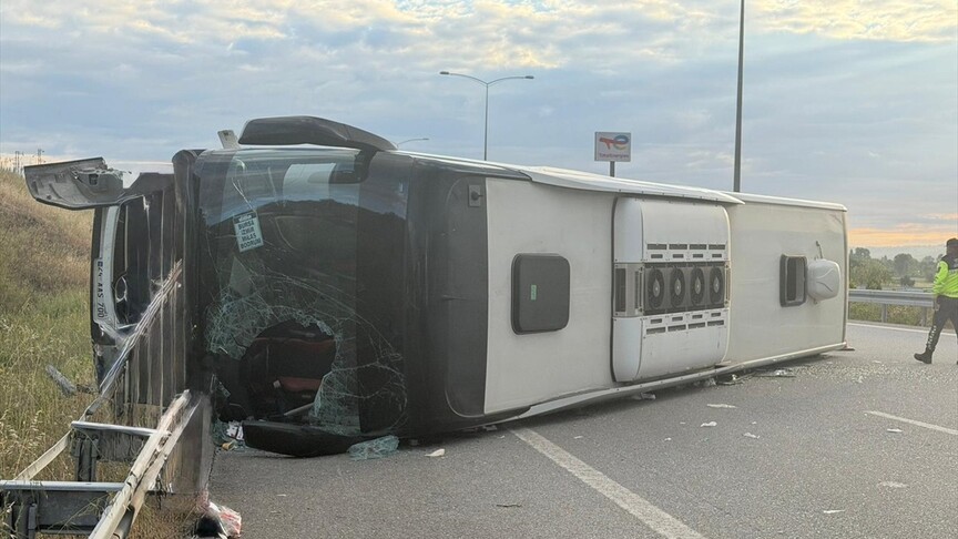 **İstanbul-İzmir Otoyolu'nda Devrilen Otobüs: 25 Kişi Yaralandı**