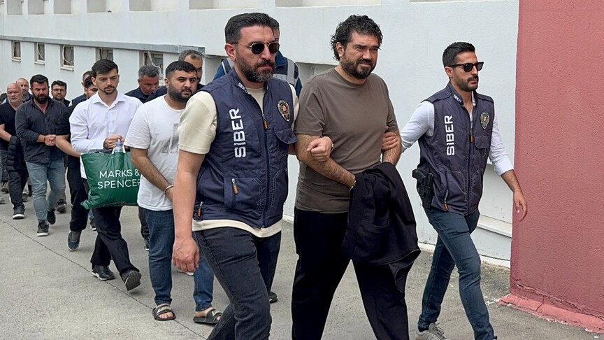 Adana merkezli yasa dışı bahis operasyonunda yakalanan 154 zanlı adliyede