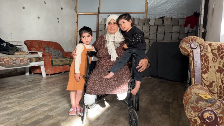 Tekerlekli sandalyeye mahkum Filistinli nine, yetim kalan torunlarına bakmaya çalışıyor