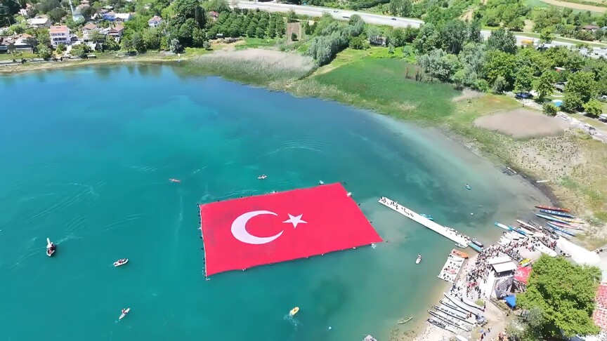 Sapanca Gölü'nde 1923 metrekarelik Türk bayrağı açıldı