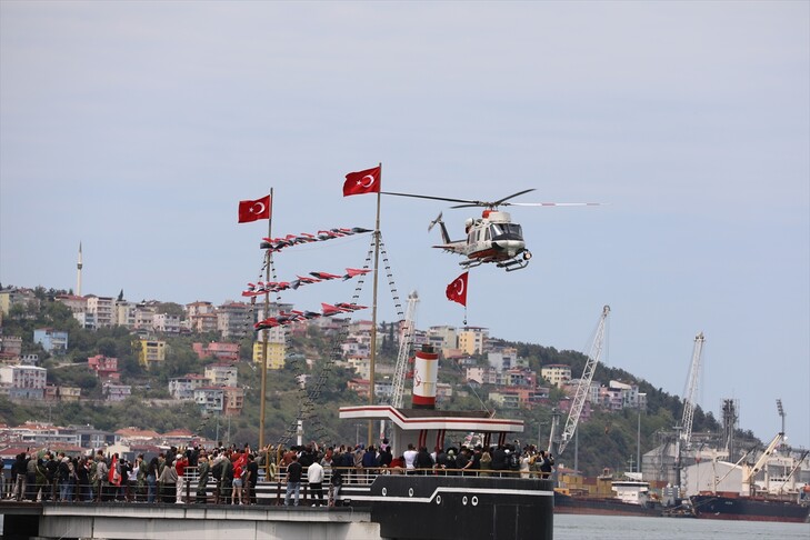 **Samsun'da Türk Bayrakları ve Atatürk Posterleriyle Süslenen Gemiler Geçiş Töreni Yaptı**