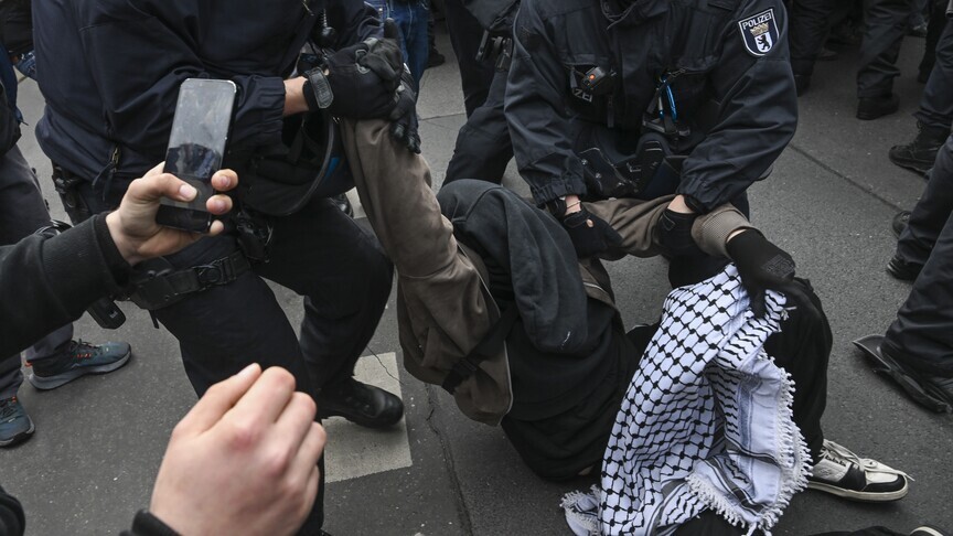 Gjermani  pamje e policisë që ndalojnë me forcë një baba palestinez të pikëlluar shkaktojnë zemërim