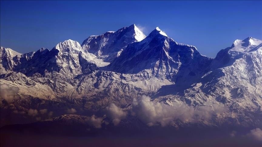 Everest Dağı'na bir günde 274 dağcı tırmanarak rekor kırdı