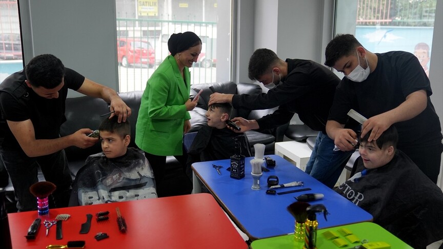 **Bayramın Mutluluk ve Sevinçle Geçmesi için Özel Çocuklara Tıraş Eğitimi**