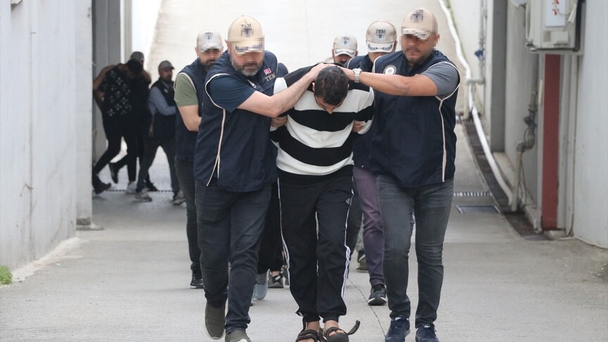 Adana'da terör örgütü DEAŞ'a yönelik operasyonda yakalanan 16 zanlıdan 6'sı tutuklandı