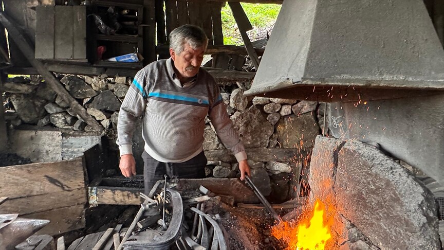 Kovaçi Emrullah i jep formë çelikut në kudhrën e tij shekullore