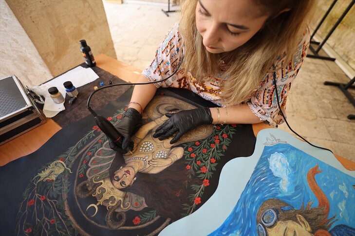 Artistja përdor teknikat e tatuazheve për të krijuar figura mitologjike në lëkurën e kafshëve